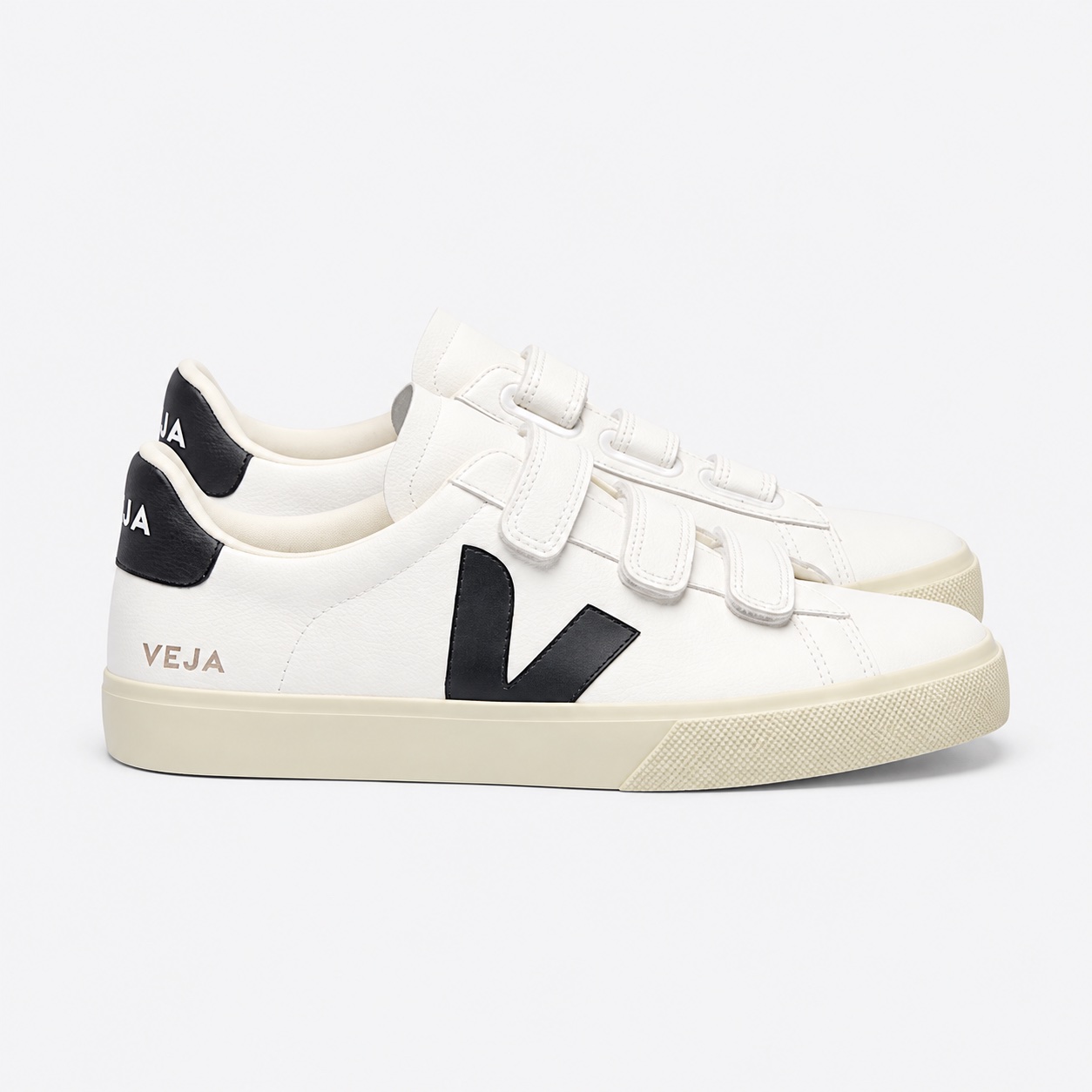 Veja Recife Leather — Blanco / negro
